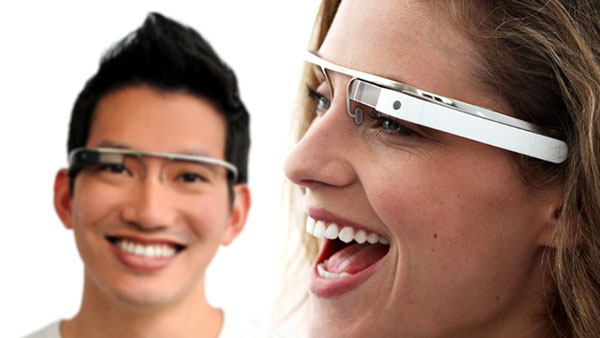 um homem e uma mulher usando o google glass